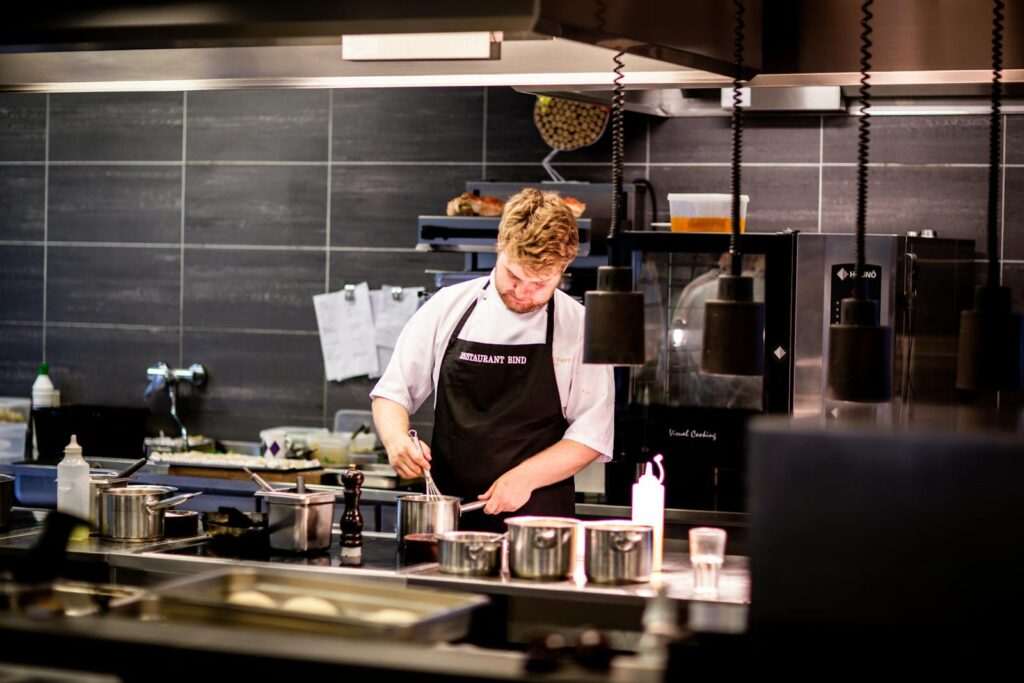 A chef explaining How many hours do you cook a chuck roast?